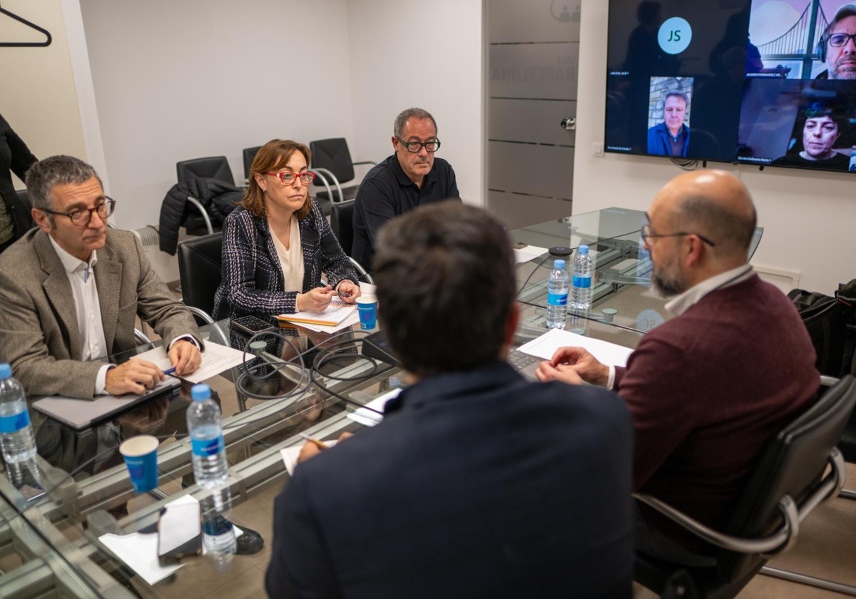 El presidente de Adif, Luis Pedro Marco de la Peña, el secretario general de Territorio del Govern, Jordi Terrades, y la consejera de Territorio de la Generalitat, Sílvia Paneque, durante la reunión de hoy
