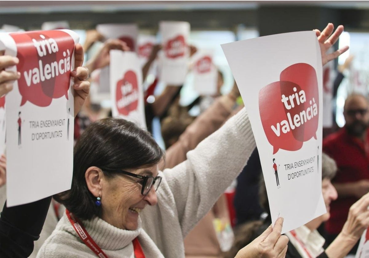 Partidarios del valenciano como lengua vehicular (base) del aprendizaje, con carteles moviendo al voto a las familias