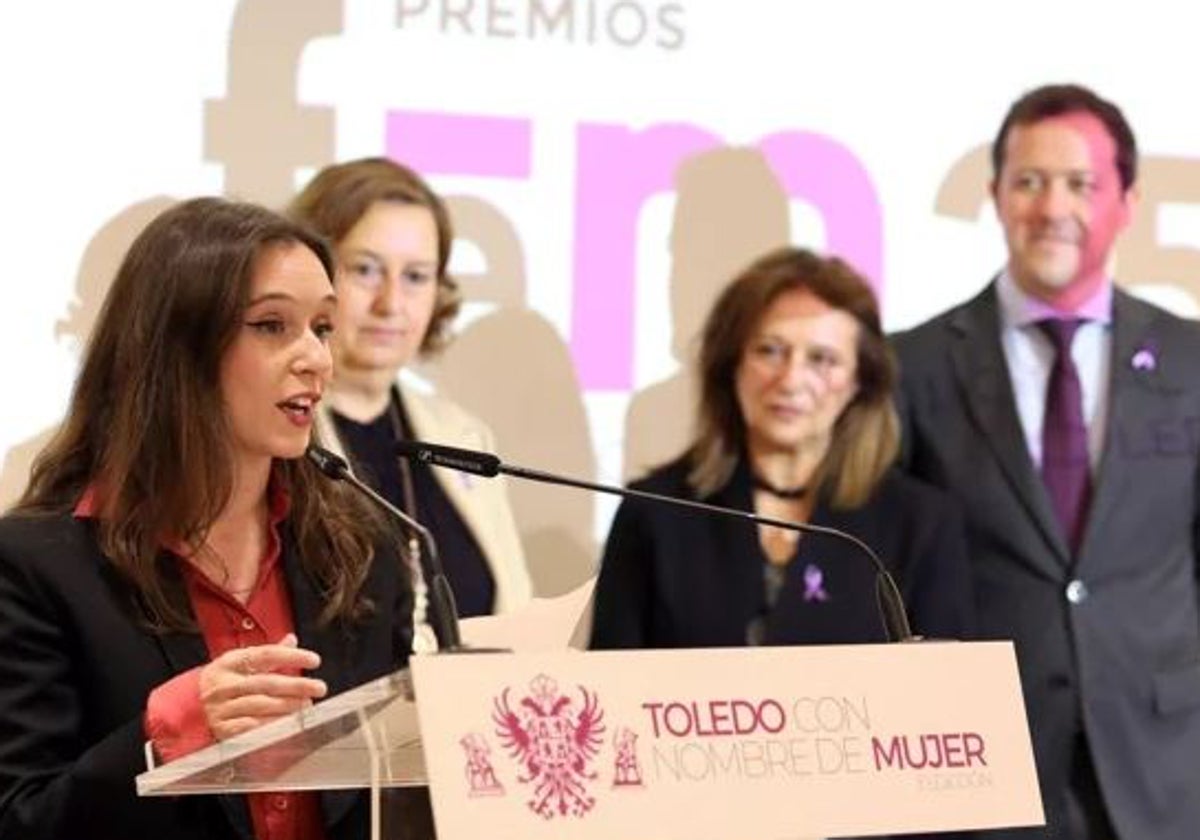 La periodista Silvia Almenara le dedica unas cariñosas palabras a su madre, María José Muñoz, durante el acto de entrega de premios 'Toledo con nombre de mujer'