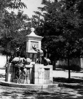 Imagen secundaria 2 - Arriba, llegada del primer tranvía a Canillejas, en 1912. Abajo, dcha, Vicálvaro, aún con su aspecto de pueblo, en 1970. Izq, niños en una fuente en Villaverde, en 1955