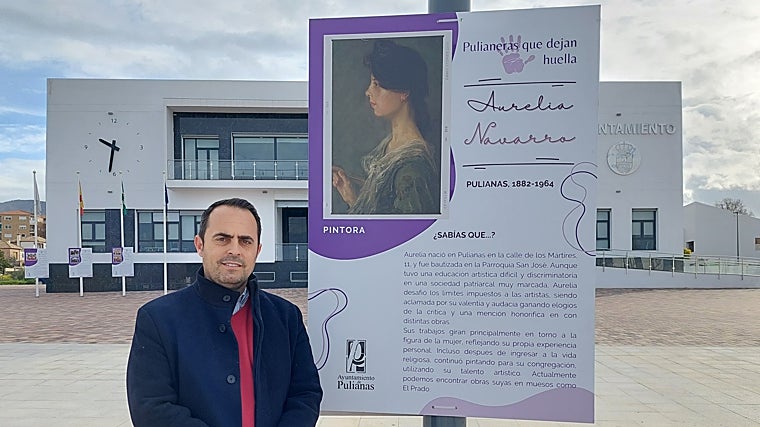 El alcalde de Pulianas, José Antonio Carranza, junto a un cartel que recuerda la figura de Aurelia