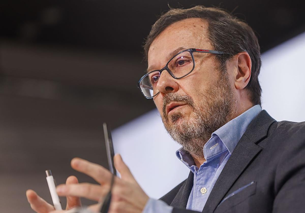 El portavoz nacional de Vox, José Antonio Fúster, en rueda de prensa