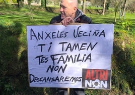Colectivos contrarios a Altri se manifiestan delante de la casa de una conselleira: «Ángeles, vecina, tú también tienes familia»