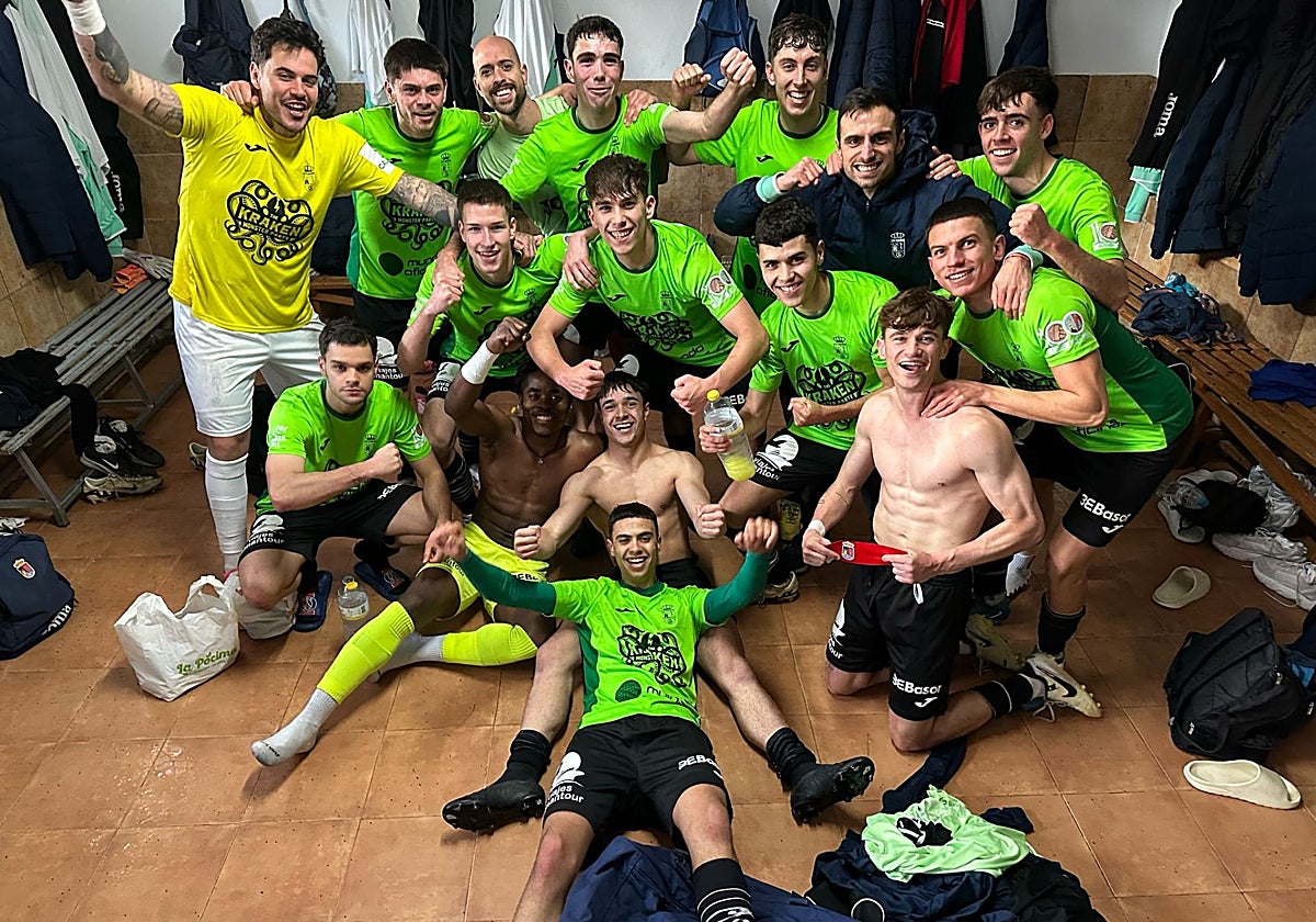 La UD Almansa celebra su importante victoria en San Clemente