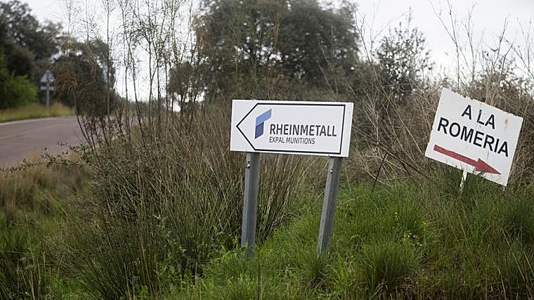 Uno de los carteles que señalan hacia la fábrica de Rheinmetall en las inmediaciones de El Gordo