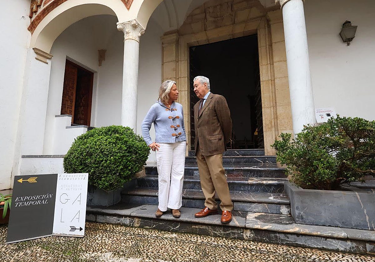 Isabel Albás y Francisco Moreno, en la sede de la Fundación Gala