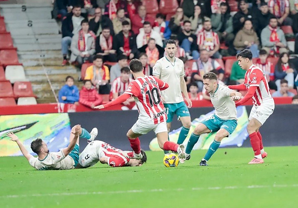 El Córdoba pelea el balón ante el Sporting de Gijón en el partido de ida