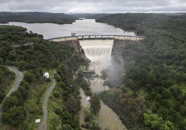 Embalse de El Gergal en Guillena (Sevilla) abriendo compuertas