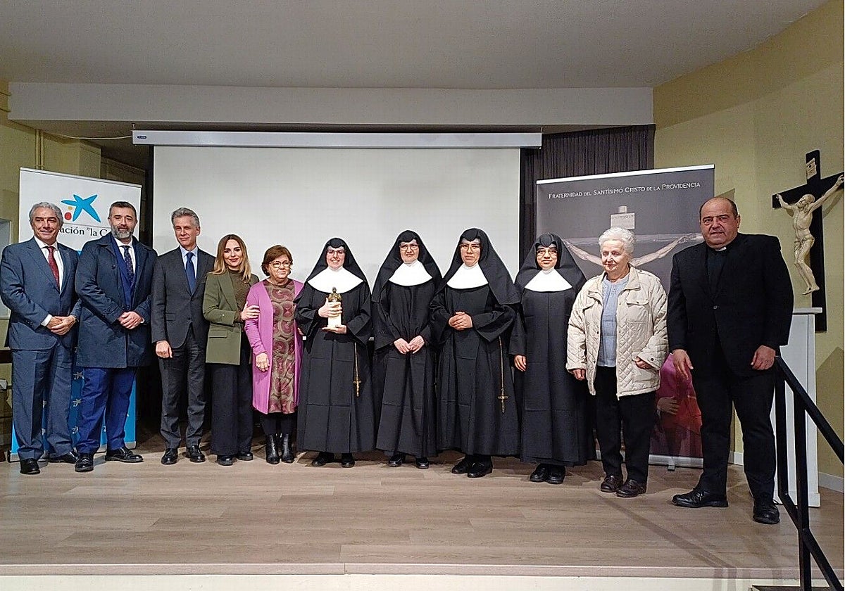 Los organizadores y representantes institucionales con las premiadas, las Hermanitas de los Ancianos Desamparados