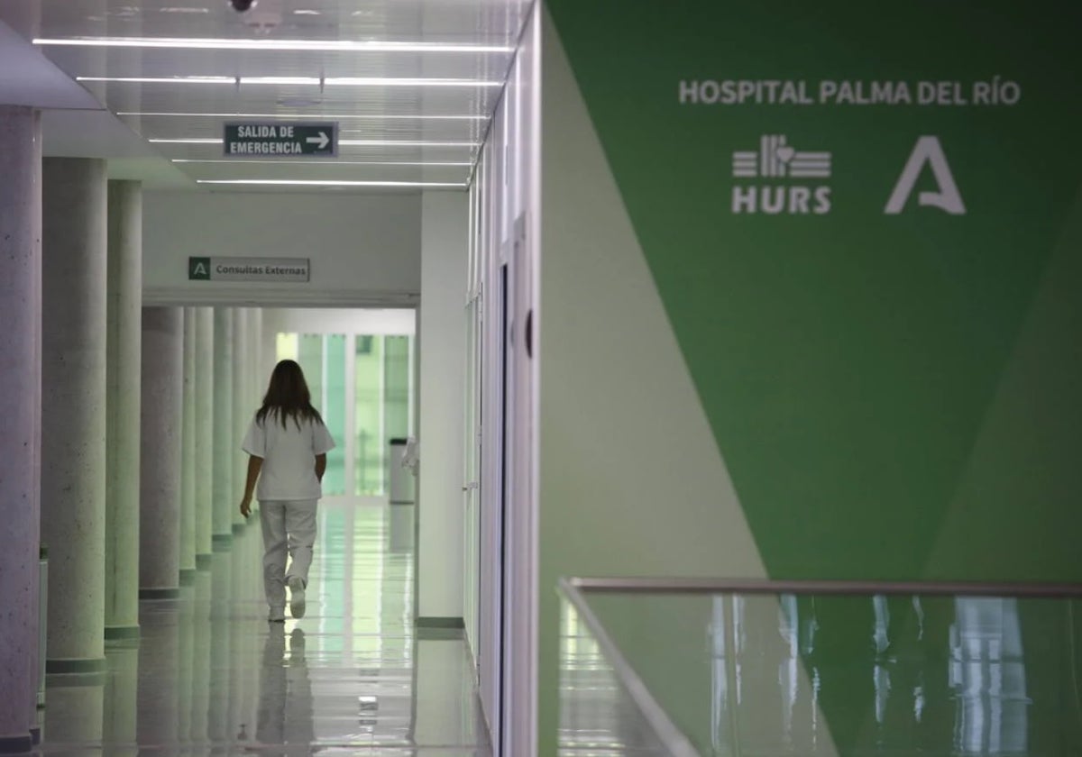 Una profesional sanitaria en los pasillos del centro