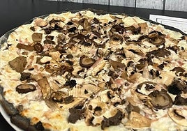 Ni tinta de calamar ni trufa: así es la pizza negra que triunfa en Córdoba