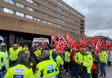 Los trabajadores del transporte sanitario se concentran por el «bloqueo» del convenio colectivo