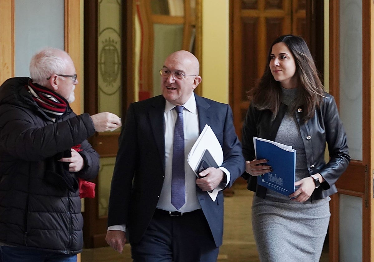 El alcalde de Valladolid, Jesús Julio Carnero, junto a un representante de las entidades que participaron en el pleno
