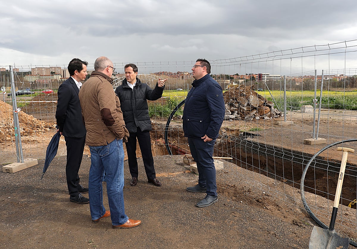 El alcalde, durante la visita a la Peraleda