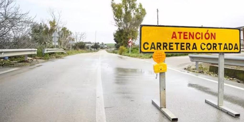 Cortada la carretera CO-5105 en Villa del Río por el desbordamiento del arroyo Salado