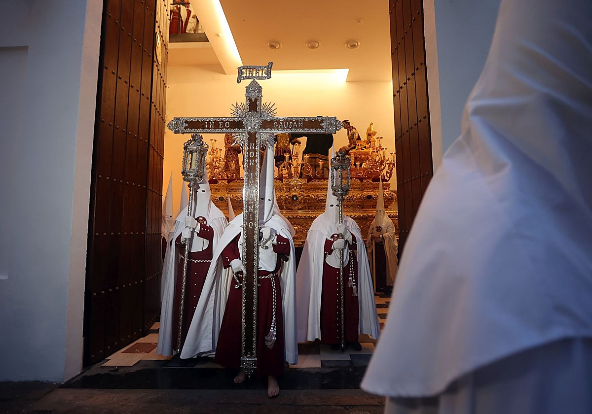 La cruz de guía de la Sentencia sale por primera vez de su casa de hermandad, el Lunes Santo de 2024