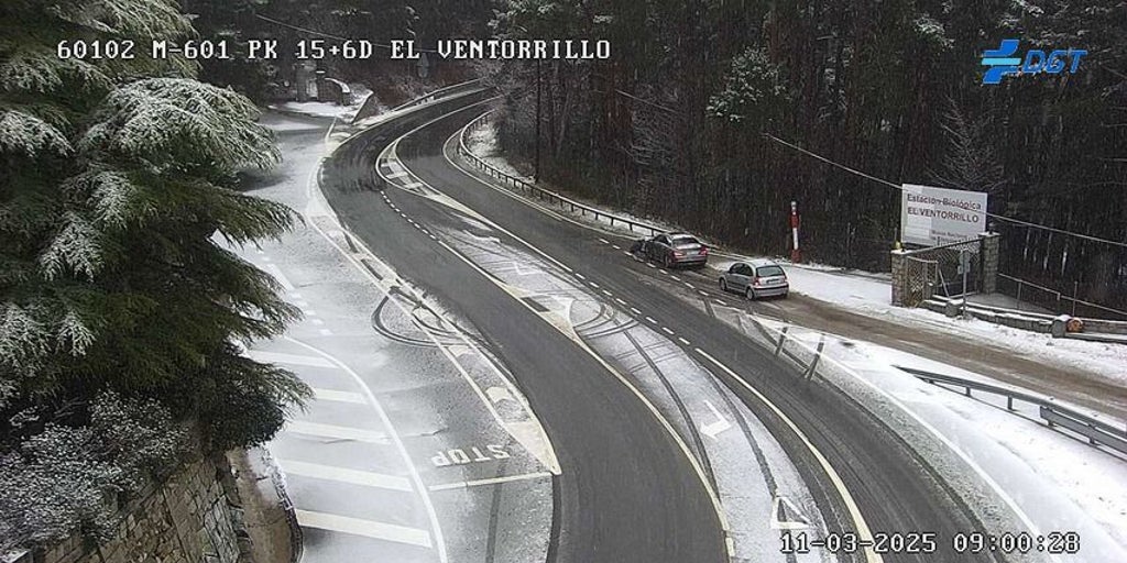 La nieve impide la circulación de camiones y autobuses en Navacerrada