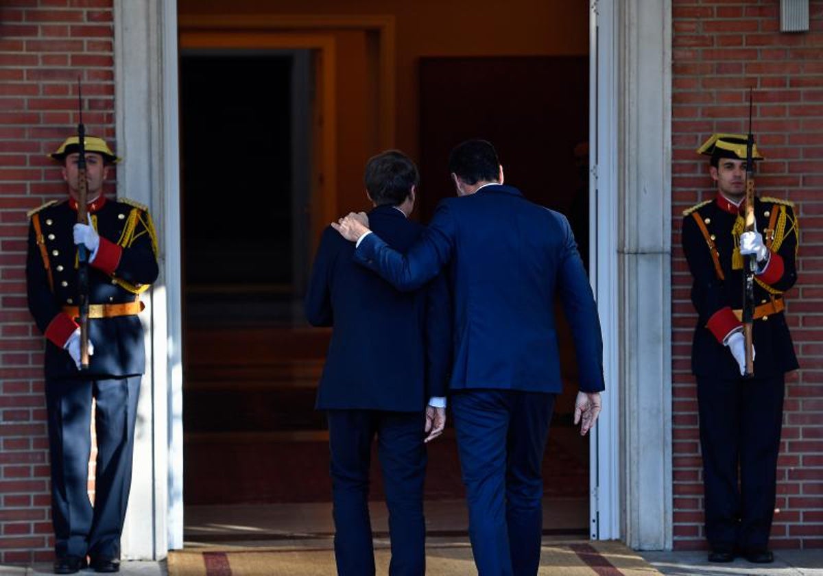 Sánchez y Macron, entrando al Palacio de la Moncloa durante una visita de Estado del presidente francés