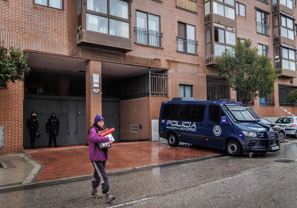 Una mujer saca pertenecias de los okupas durante el desahucio en El Yesero