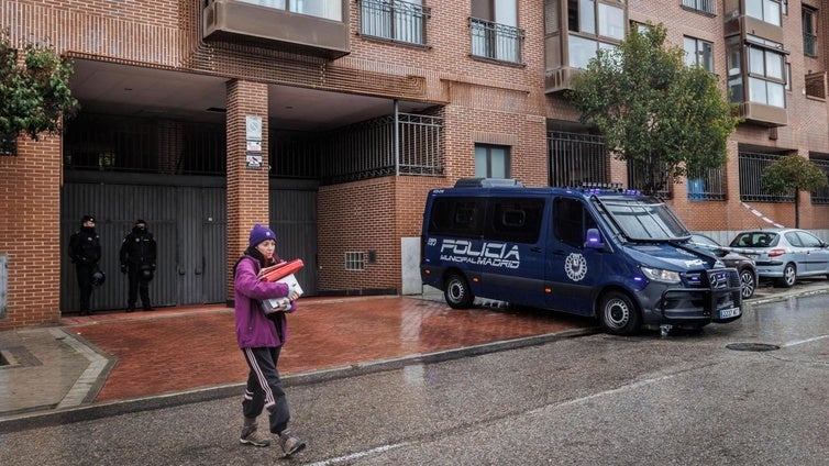 Fin a la pesadilla en El Yesero: desalojan los últimos pisos okupa de la urbanización de Puente de Vallecas