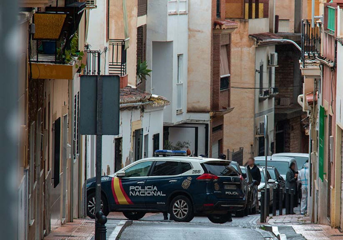 La Policía Nacional registra la céntrica vivienda de Motril donde practicó la detención