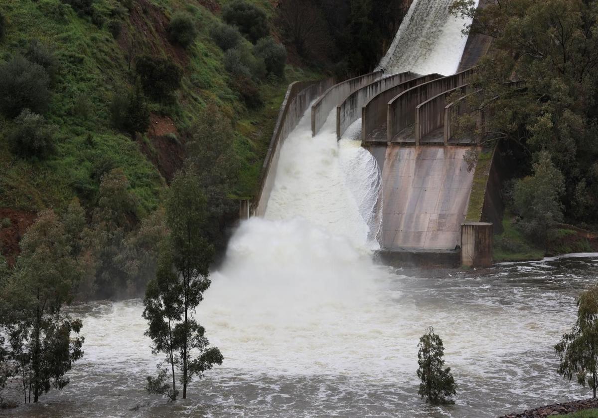 Pantano del Guadalmellato desembalsando