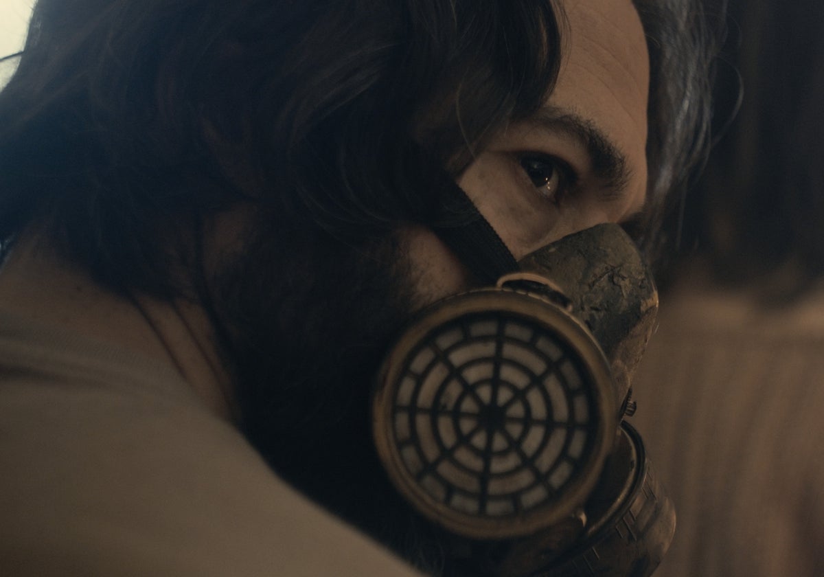 Iván Ojeda como Efe en una escena de 'La Luz'