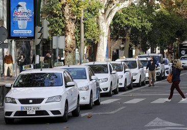 Dónde están las paradas de taxis más cercanas a la carrera oficial de Córdoba
