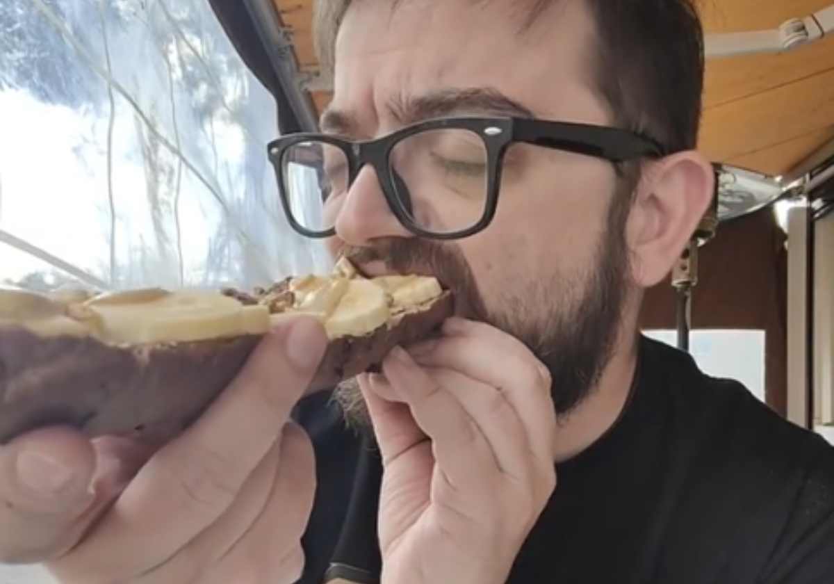 El influencer Cocituber probando las tostadas del bar Vianco