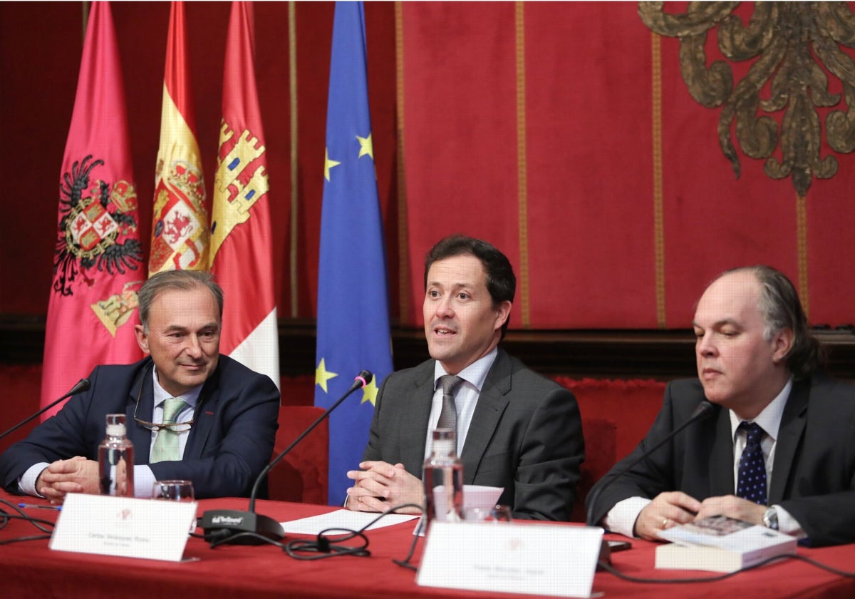 Antonio Conde, a la izquierda del alcalde, Carlos Velázquez, durante la presentación del libro
