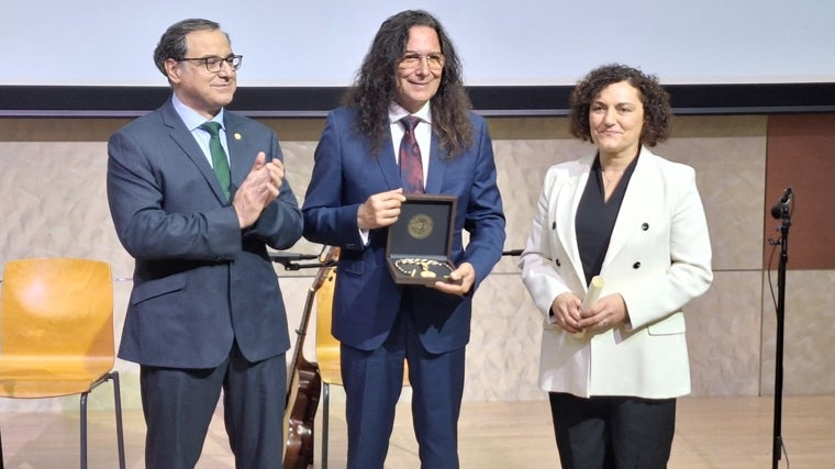 El rector de la Universidad de Almería ha entregado la Medalla de Oro a Tomatito