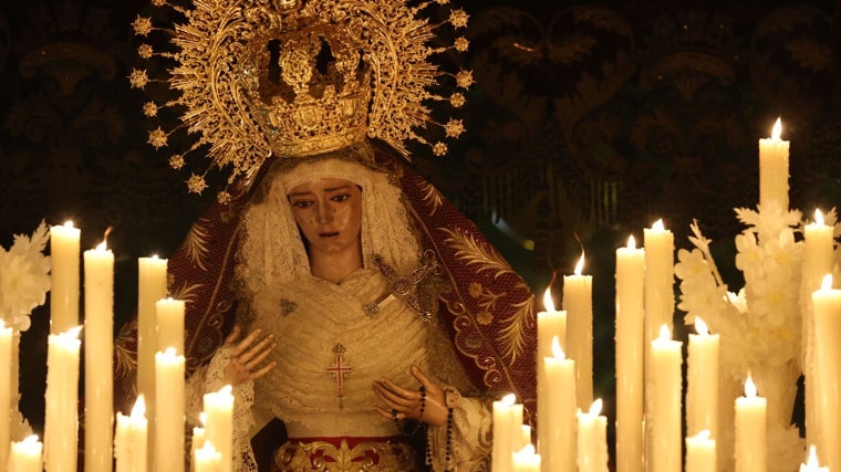 Nuestra Señora Reina de los Mártires, en su paso de palio