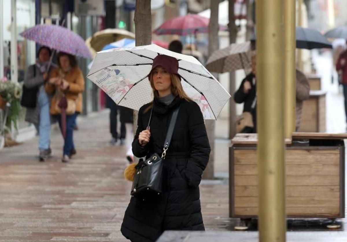 Una ciudadana bajo la lluvia en la capital cordobesa