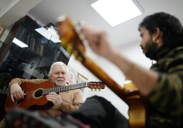 El Entri, el maestro guitarrista de Caño Roto bendecido por los grandes del flamenco