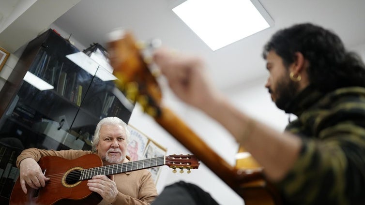 El Entri, el maestro guitarrista de Caño Roto bendecido por los grandes del flamenco