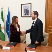 La alcaldesa de Linares, Auxi del Olmo, y el presidente de la compañía, Javier Escribano