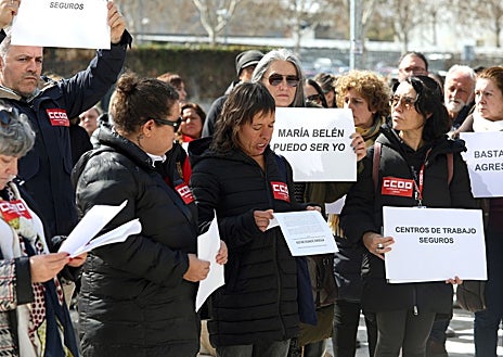 Imagen secundaria 1 - Algunos de los trabajadores y representantes sindicales que se han manifestado para reclamar mejoras para los trabajadores de los centros de menores de Castilla-La Mancha