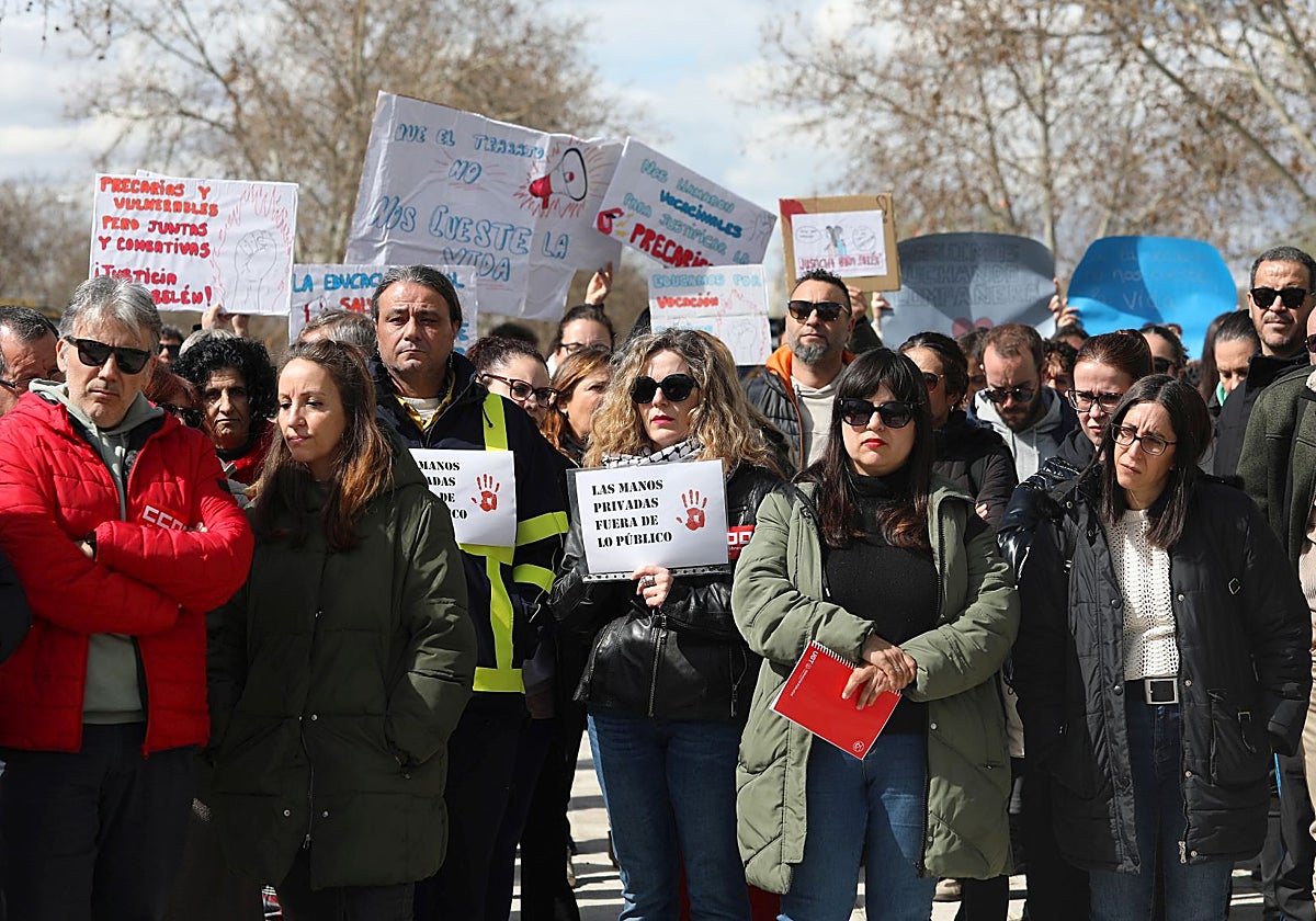 Algunos de los asistentes en la concentrado en Toledo para pedir que se cumpla el convenio en centros de menores