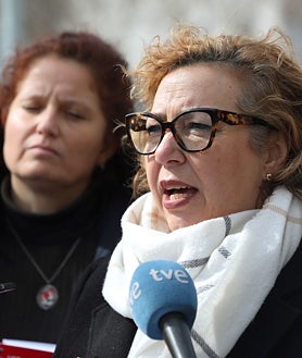 Imagen secundaria 2 - Algunos de los trabajadores y representantes sindicales que se han manifestado para reclamar mejoras para los trabajadores de los centros de menores de Castilla-La Mancha