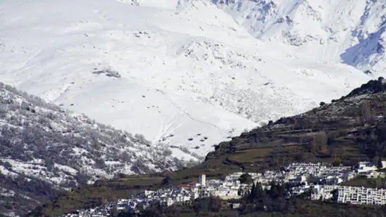 La Guardia Civil rescata varios animales de granja que quedaron atrapados por la nieve en un cortijo de la Alpujarra granadina