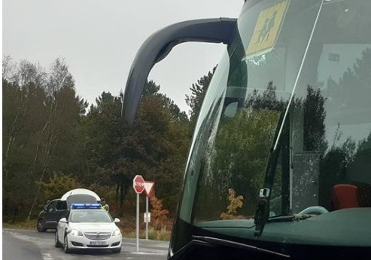 Chocan un camión y un autobús de línea en el límite en Aguaviva (Teruel)