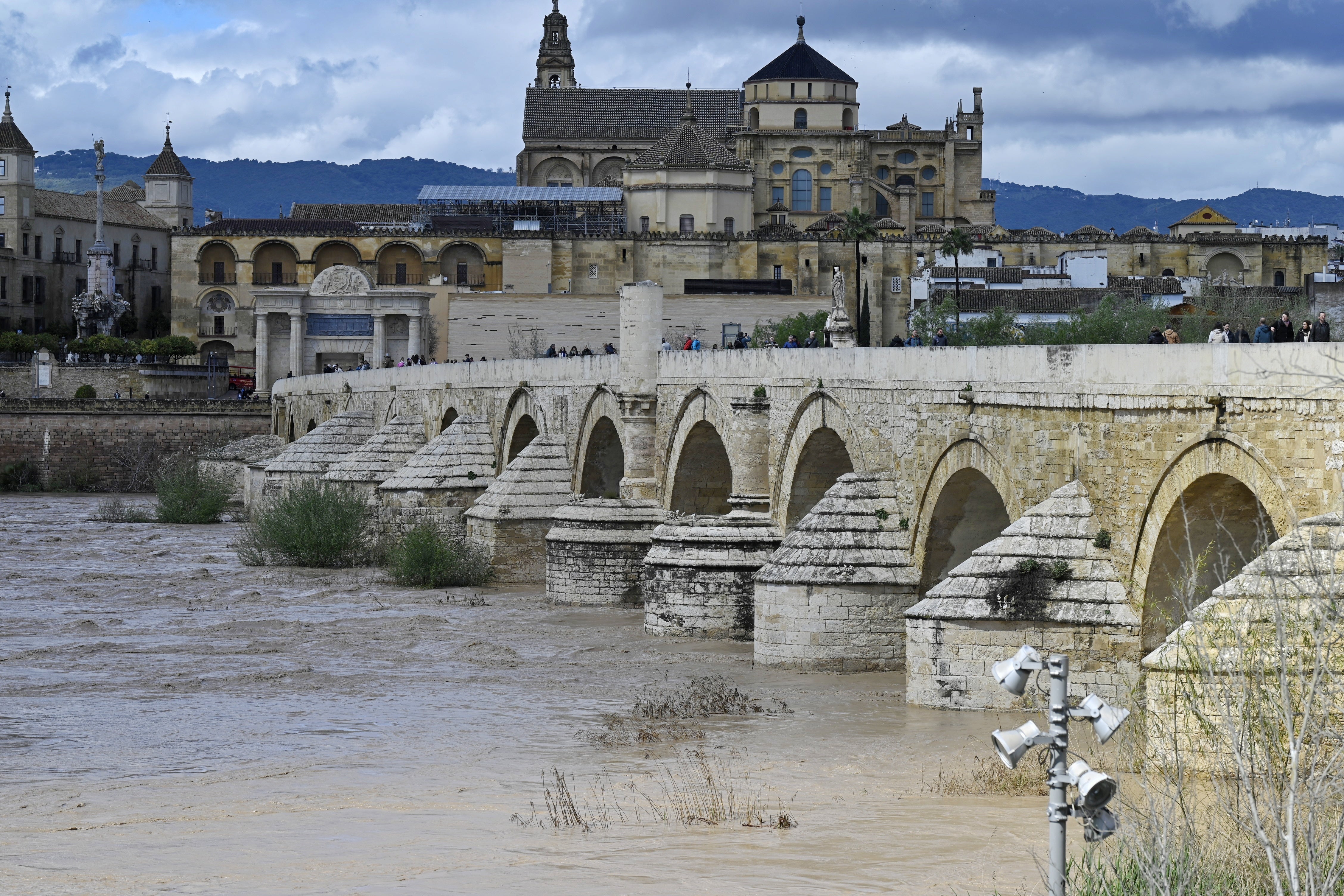 La inquietante crecida del río Guadalquivir a su paso por Córdoba, en imágenes