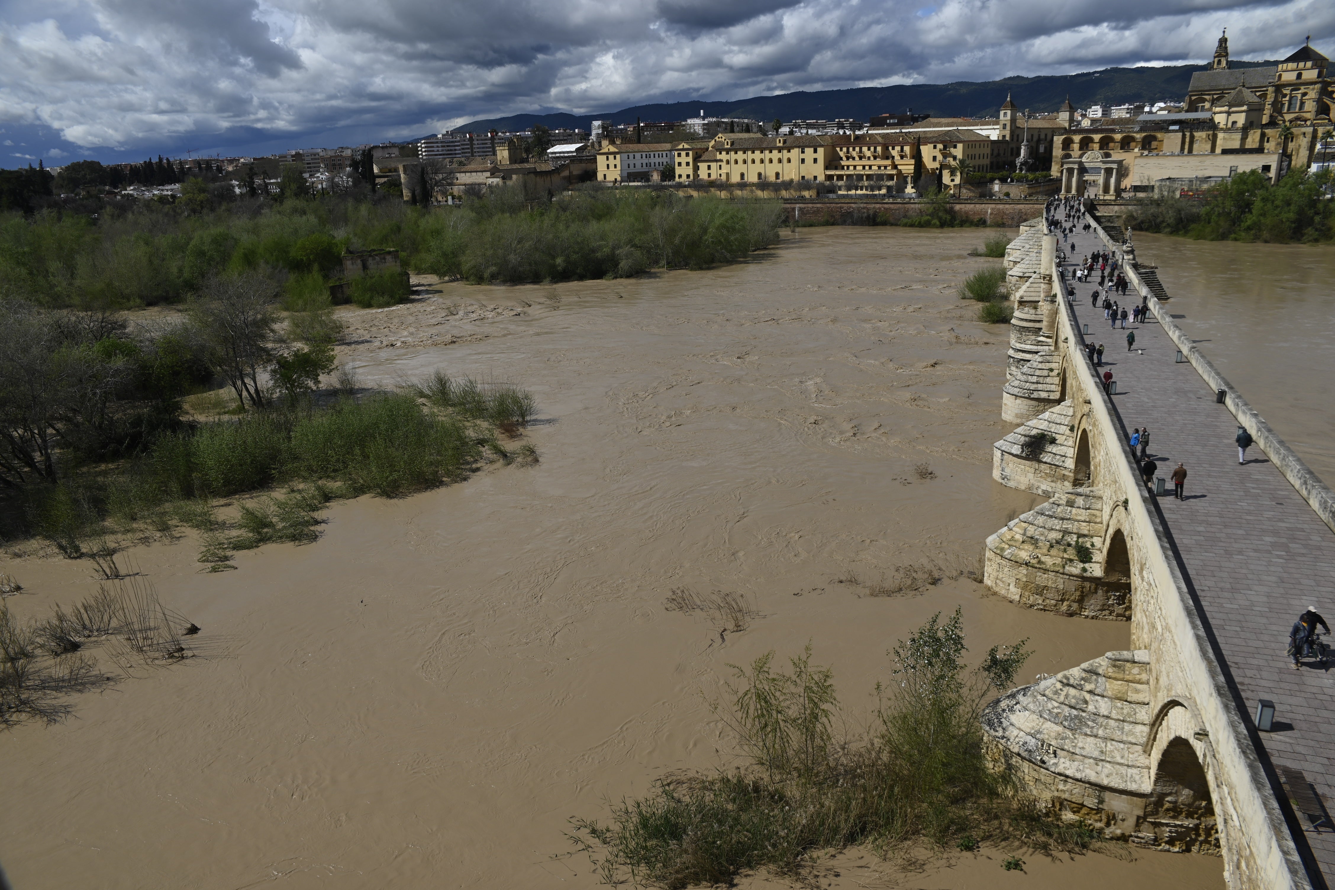 La inquietante crecida del río Guadalquivir a su paso por Córdoba, en imágenes