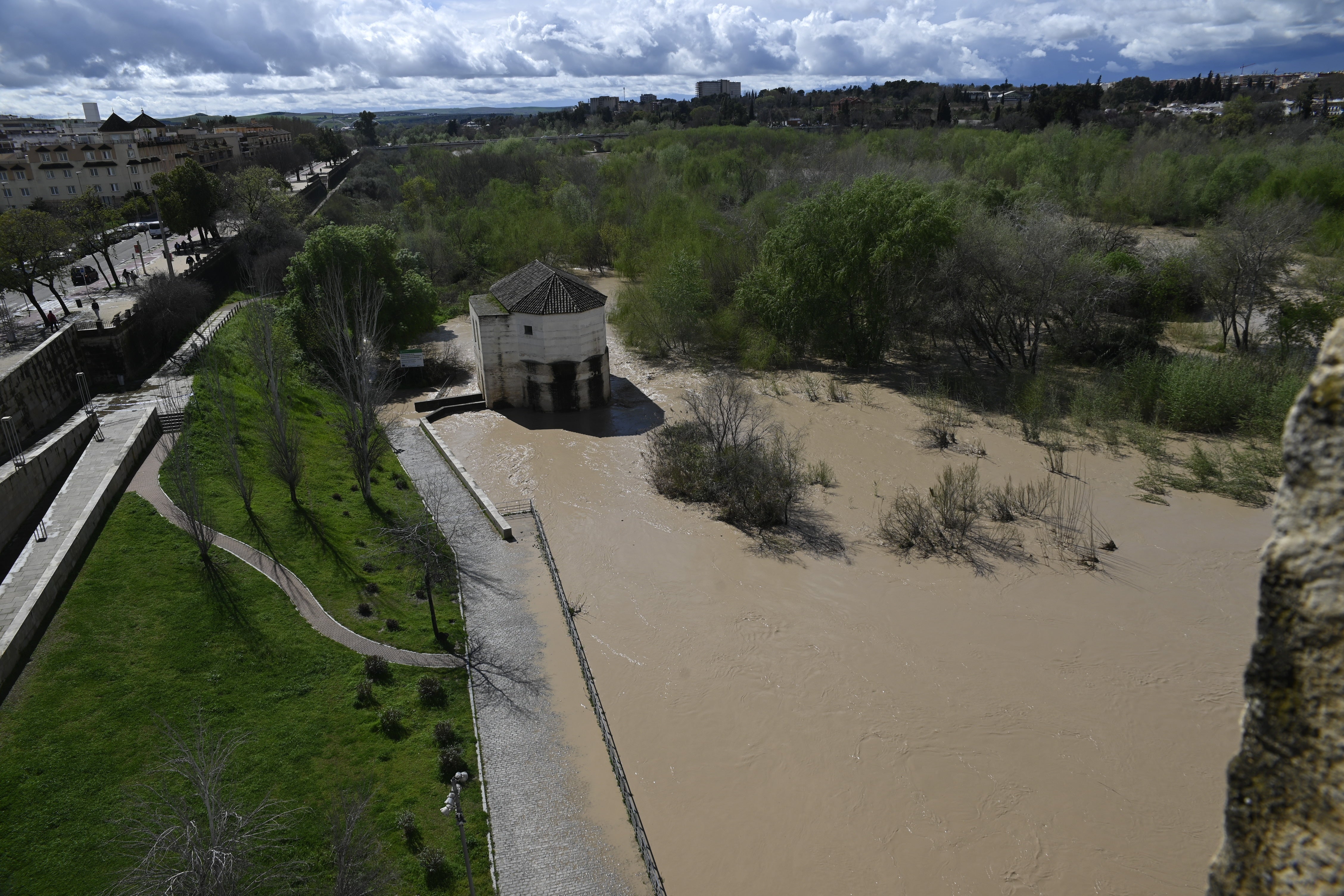 La inquietante crecida del río Guadalquivir a su paso por Córdoba, en imágenes