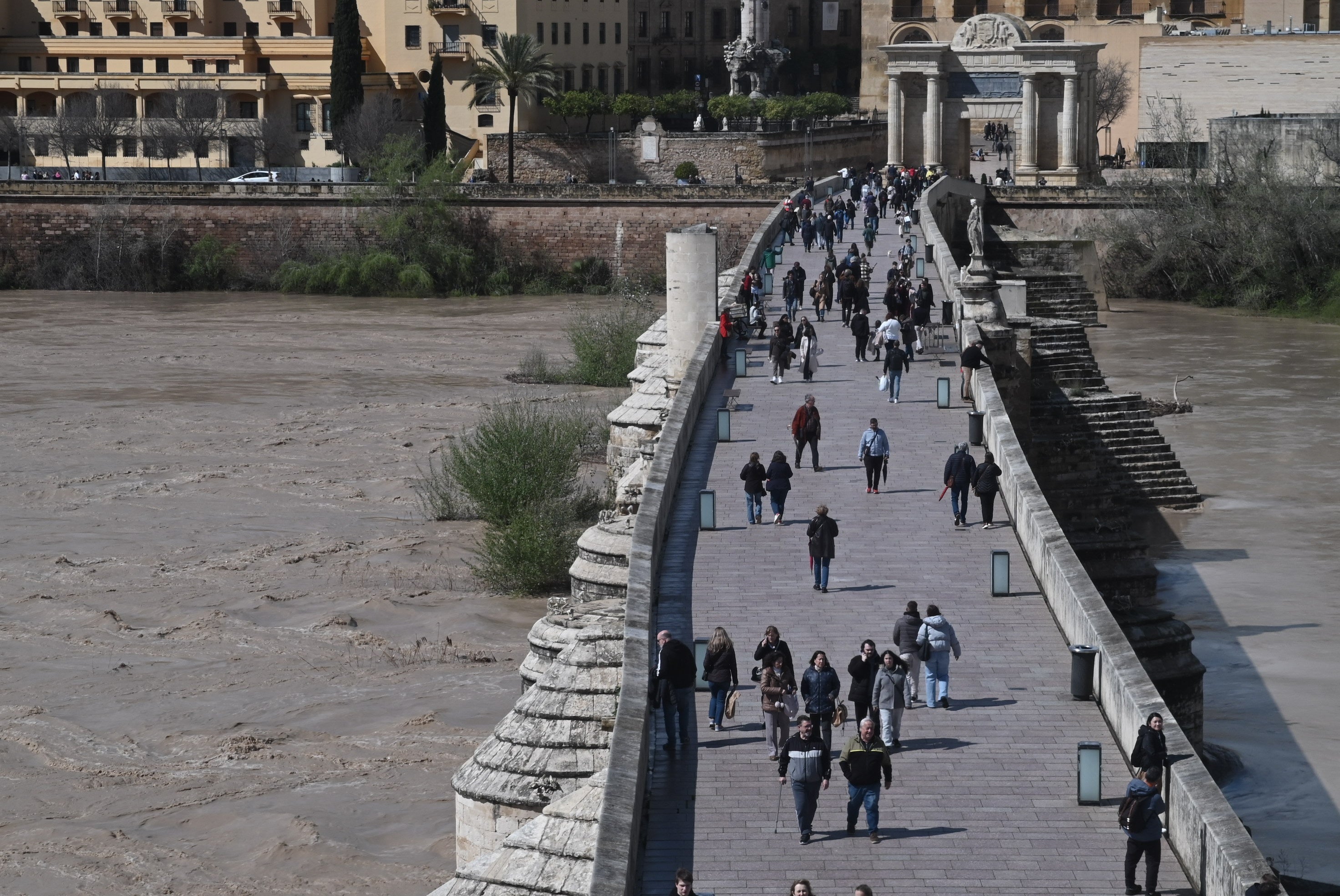 La inquietante crecida del río Guadalquivir a su paso por Córdoba, en imágenes