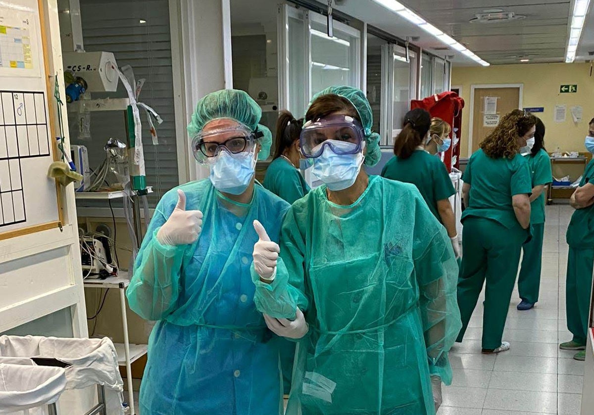 La doctora Laín (a la derecha) junto a una colega agradecen en esta imagen de 2020 la ayuda de la población con el personal sanitario