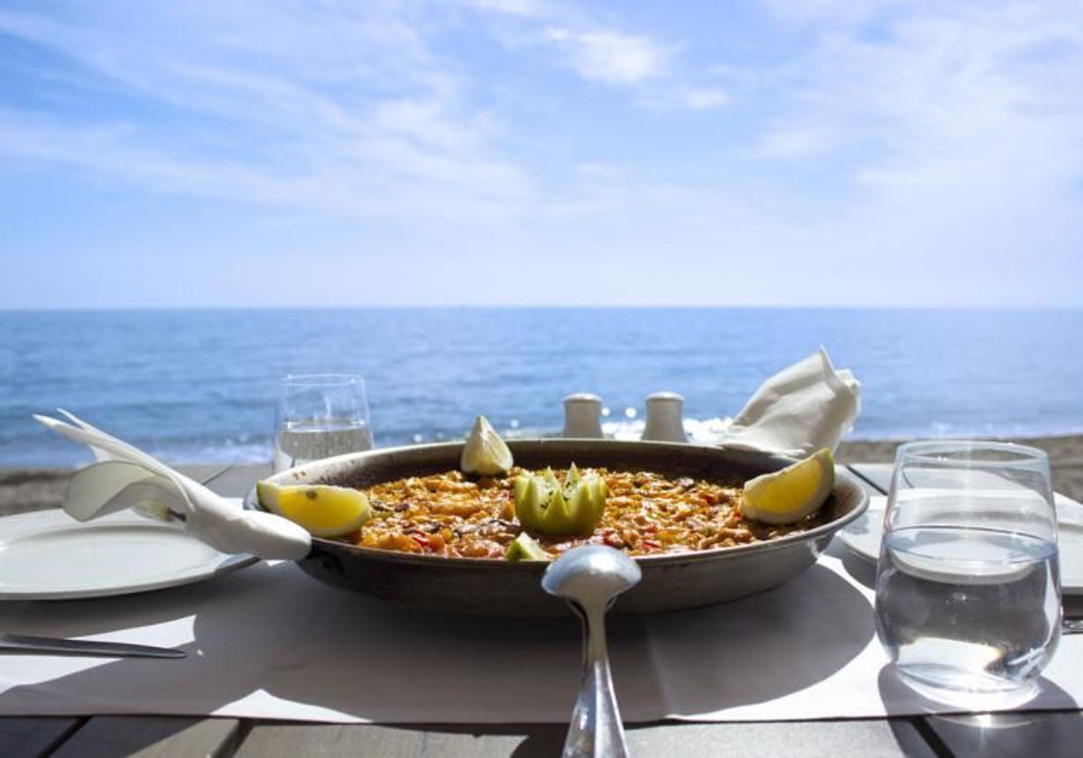 Imagen de archivo de una paella valenciana servida en un restaurante a pie de playa