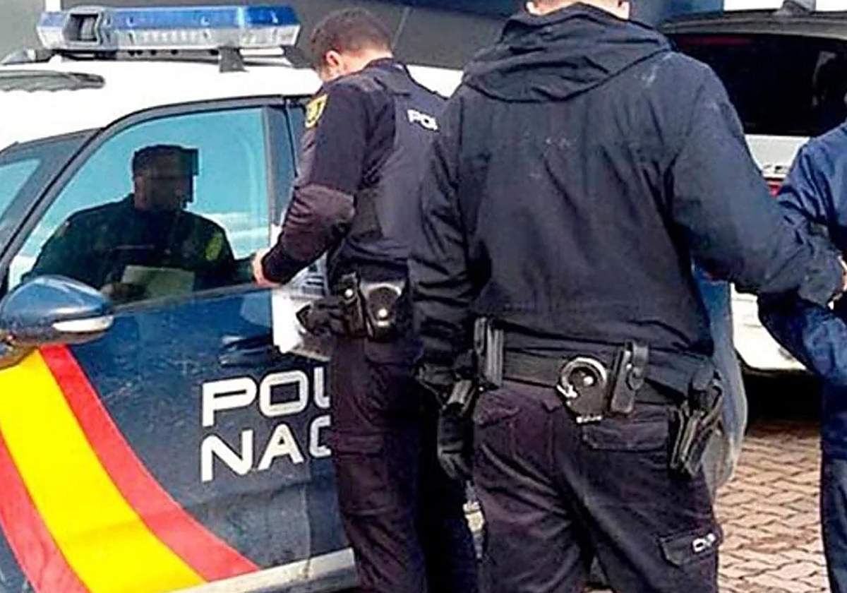 La Policía Nacional con un detenido en una imagen de archivo ABC