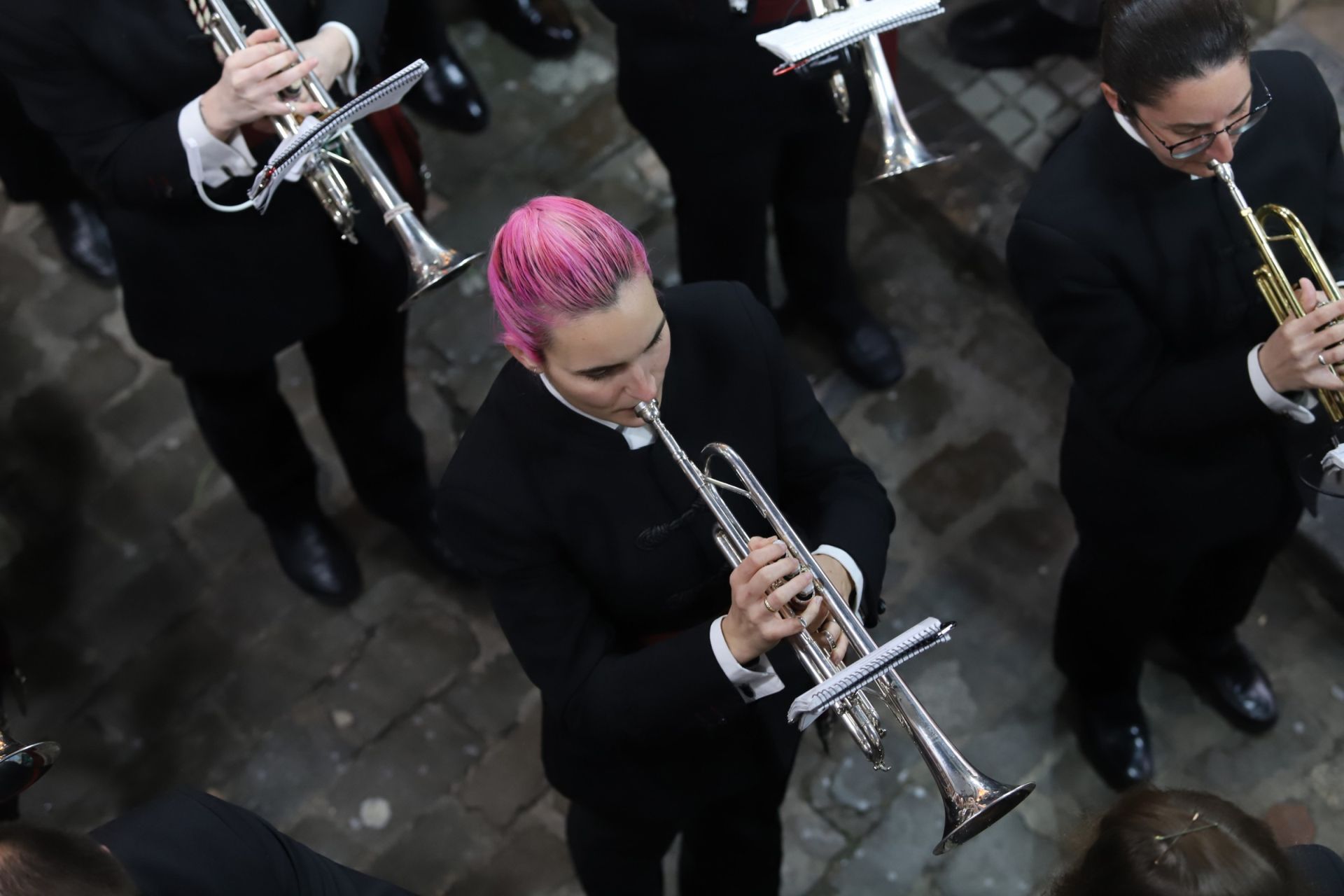 El traslado del Señor del Perdón a la Trinidad por las calles de la Judería de Córdoba, en imágenes