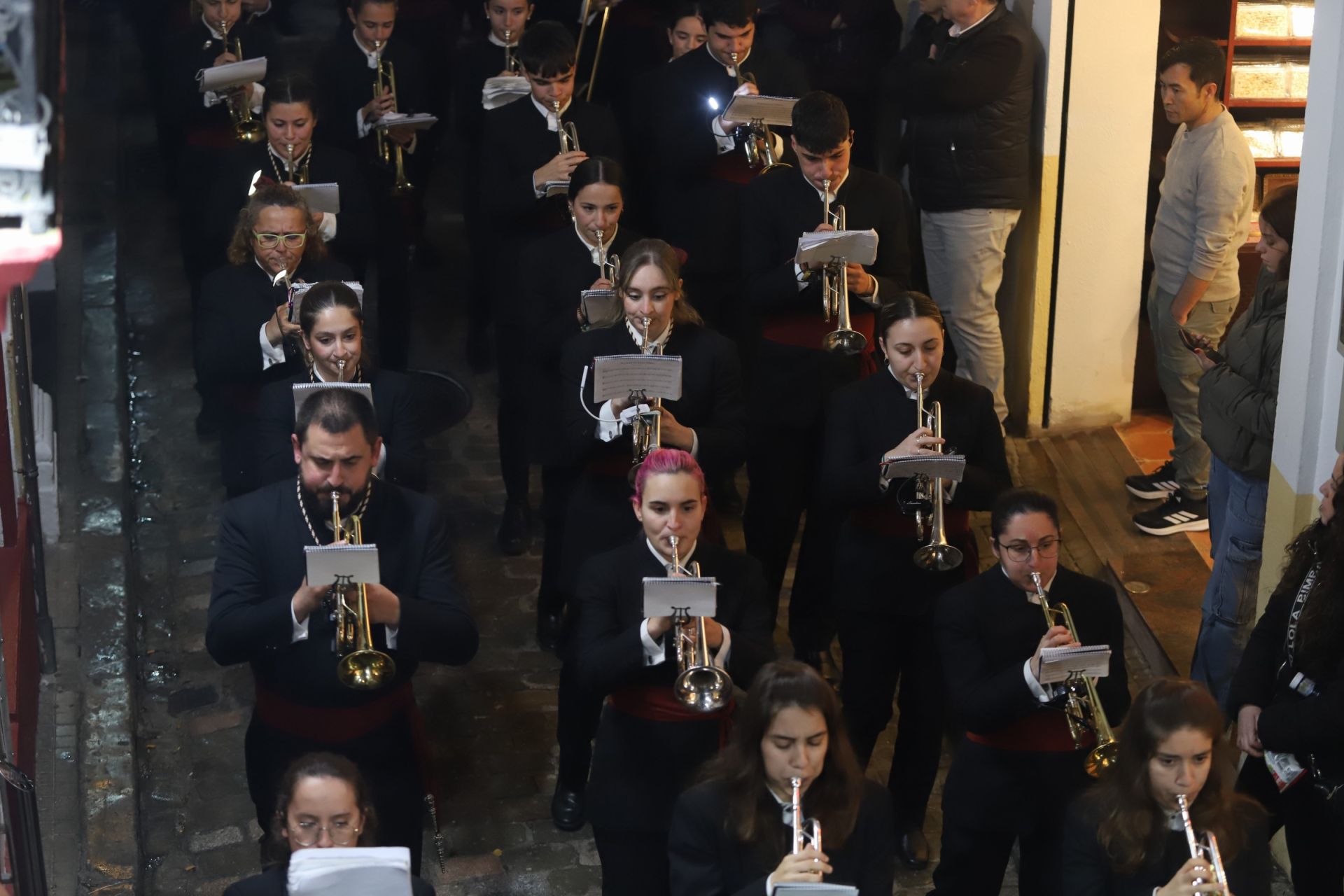 El traslado del Señor del Perdón a la Trinidad por las calles de la Judería de Córdoba, en imágenes